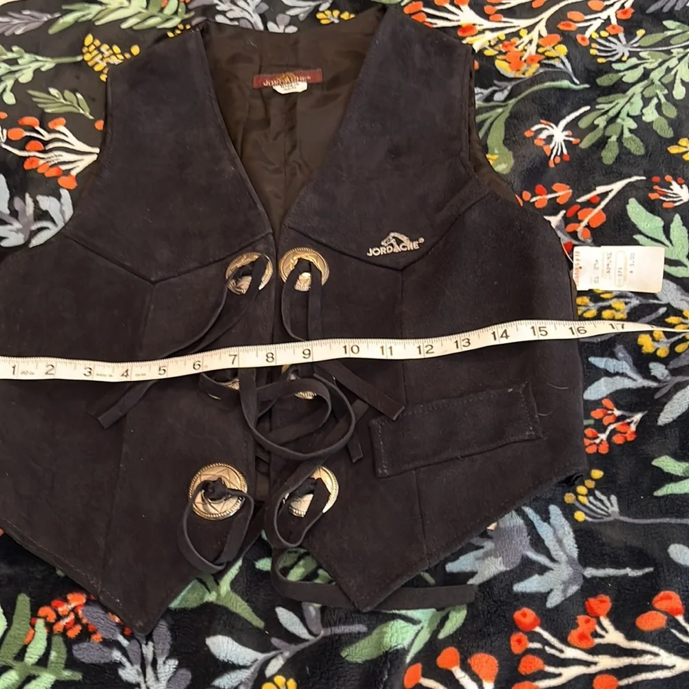 Dead stock Jordache tie front suede vest with silver hardware - Picture 5 of 12
